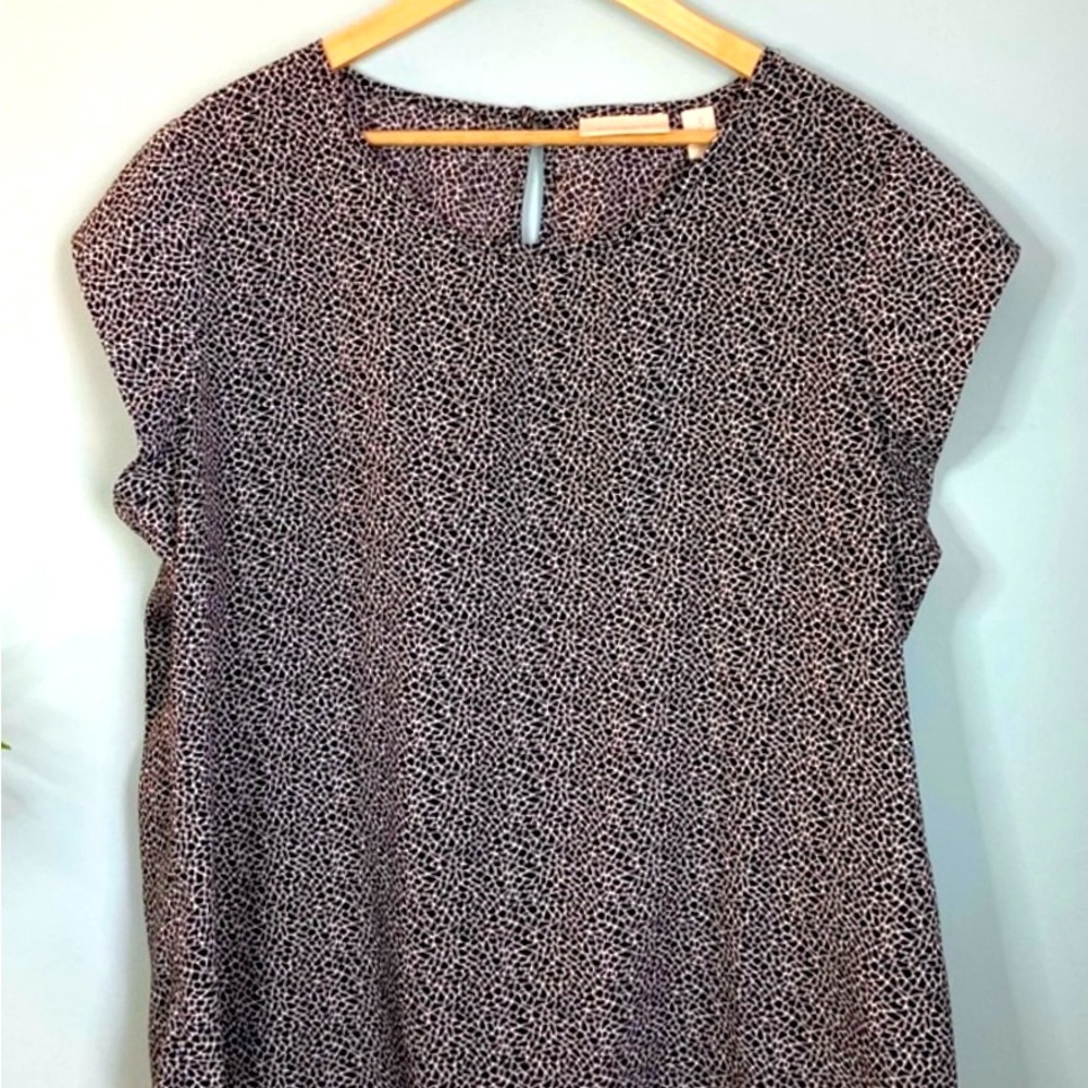 🌺 Chico’s Black and White Animal Print Short Sleeve Blouse XL